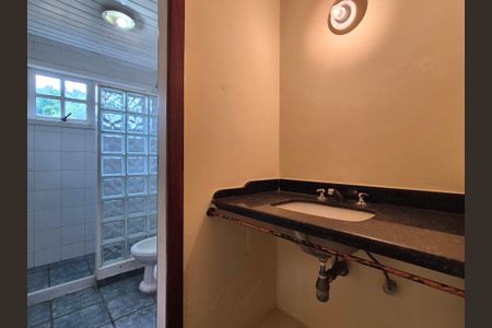 Casa para alugar com 200m², 3 quartos e 8 vagasBanheiro 