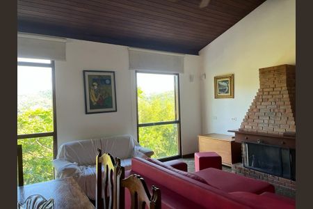 Casa à venda com 3 quartos, 256m² em Pendotiba, Niterói