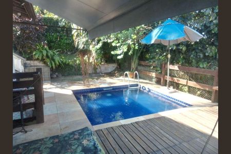 Casa à venda com 3 quartos, 256m² em Pendotiba, Niterói