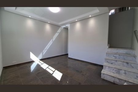 Casa à venda com 194m², 4 quartos e 2 vagas Casa à venda com 194m², 4 quartos e 2 vagasSala