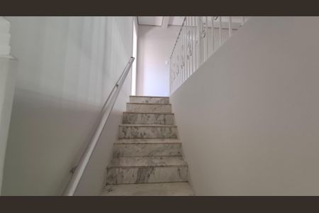 Escada de casa à venda com 4 quartos, 194m² em Vila Santa Teresa, Santo André