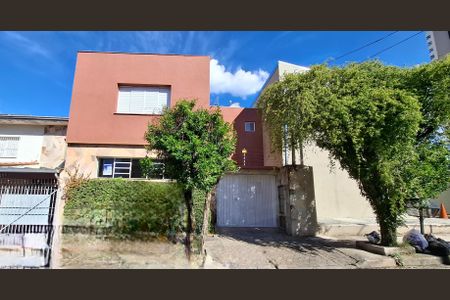 Casa à venda com 194m², 4 quartos e 2 vagas Casa à venda com 194m², 4 quartos e 2 vagasFachada