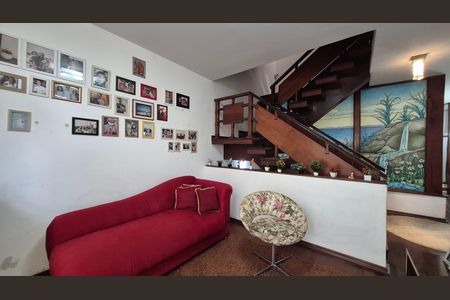 Casa à venda com 352m², 4 quartos e 4 vagas Casa à venda com 352m², 4 quartos e 4 vagasSala