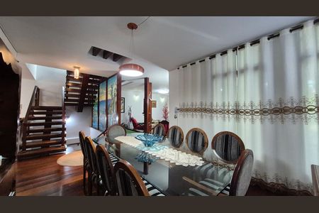 Casa à venda com 352m², 4 quartos e 4 vagas Casa à venda com 352m², 4 quartos e 4 vagasSala