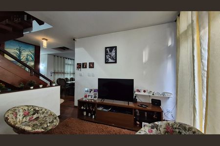Casa à venda com 352m², 4 quartos e 4 vagas Casa à venda com 352m², 4 quartos e 4 vagasSala