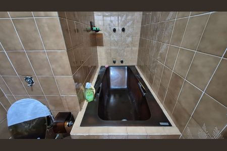 Casa à venda com 352m², 4 quartos e 4 vagas Casa à venda com 352m², 4 quartos e 4 vagasBanheiro da suíte 2