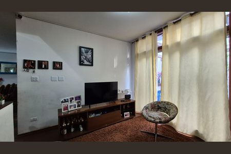Casa à venda com 352m², 4 quartos e 4 vagas Casa à venda com 352m², 4 quartos e 4 vagasSala