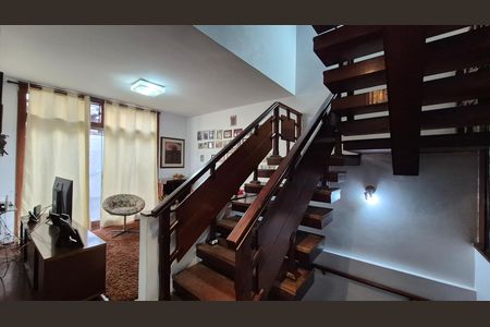 Casa à venda com 352m², 4 quartos e 4 vagas Casa à venda com 352m², 4 quartos e 4 vagasSala