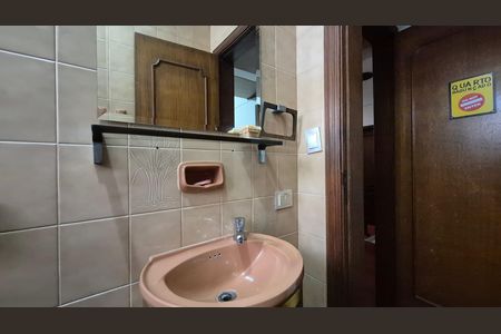 Casa à venda com 352m², 4 quartos e 4 vagas Casa à venda com 352m², 4 quartos e 4 vagasBanheiro