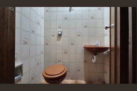 Casa à venda com 352m², 4 quartos e 4 vagas Casa à venda com 352m², 4 quartos e 4 vagasBanheiro