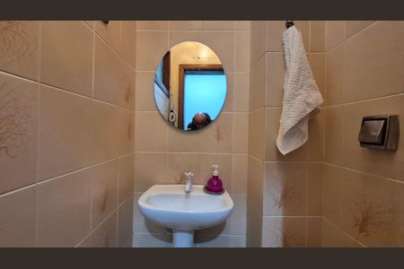 Casa à venda com 352m², 4 quartos e 4 vagas Casa à venda com 352m², 4 quartos e 4 vagasLavabo