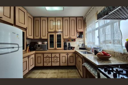 Casa à venda com 352m², 4 quartos e 4 vagas Casa à venda com 352m², 4 quartos e 4 vagasCozinha
