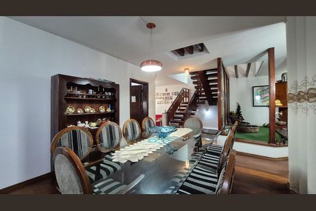 Casa à venda com 352m², 4 quartos e 4 vagas Casa à venda com 352m², 4 quartos e 4 vagasSala