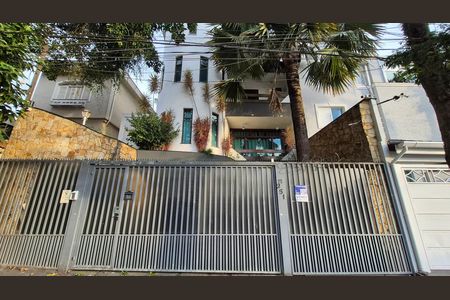 Casa à venda com 352m², 4 quartos e 4 vagas Casa à venda com 352m², 4 quartos e 4 vagasFachada