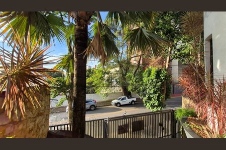 Casa à venda com 352m², 4 quartos e 4 vagas Casa à venda com 352m², 4 quartos e 4 vagasVista