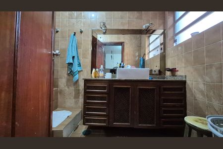 Casa à venda com 352m², 4 quartos e 4 vagas Casa à venda com 352m², 4 quartos e 4 vagasBanheiro da suíte 2