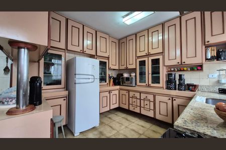 Casa à venda com 352m², 4 quartos e 4 vagas Casa à venda com 352m², 4 quartos e 4 vagasCozinha