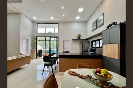 Sala de casa de condomínio à venda com 3 quartos, 235m² em Parque Rural Fazenda Santa Cândida, Campinas