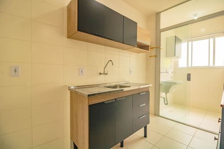Sala/Cozinha de apartamento para alugar com 2 quartos, 33m² em Jardim Itacolomi, São Paulo