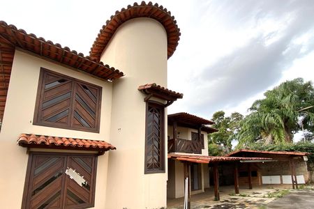 Casa para alugar com 1080m², 3 quartos e 5 vagasFundos
