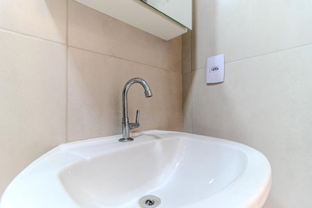 Banheiro de kitnet/studio para alugar com 1 quarto, 23m² em República, São Paulo