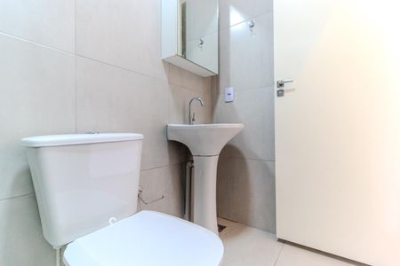 Banheiro de kitnet/studio para alugar com 1 quarto, 23m² em República, São Paulo