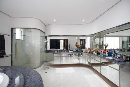 Casa à venda com 800m², 4 quartos e 10 vagasBanheiro da Suíte 1