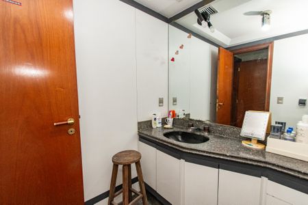 Apartamento à venda com 220m², 4 quartos e 3 vagasBanheiro da suíte 3