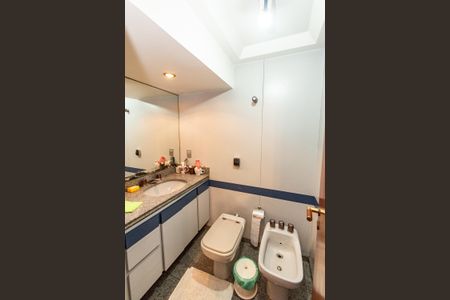 Apartamento à venda com 220m², 4 quartos e 3 vagasBanheiro da suíte 2