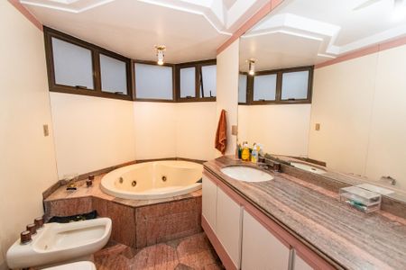 Apartamento à venda com 220m², 4 quartos e 3 vagasBanheiro da suíte 1