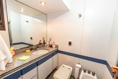 Apartamento à venda com 220m², 4 quartos e 3 vagasBanheiro da suíte 2