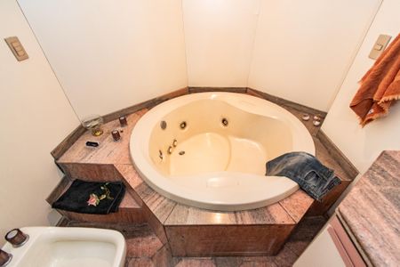 Apartamento à venda com 220m², 4 quartos e 3 vagasBanheiro da suíte 1