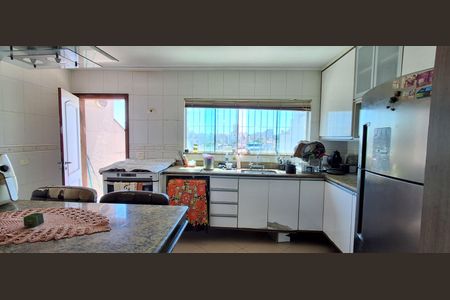 Casa à venda com 417m², 3 quartos e 6 vagasCozinha 