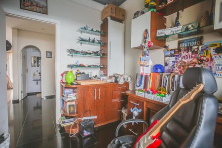 Casa à venda com 250m², 3 quartos e 4 vagas Casa à venda com 250m², 3 quartos e 4 vagasEscritório