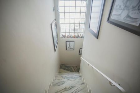 Casa à venda com 250m², 3 quartos e 4 vagas Casa à venda com 250m², 3 quartos e 4 vagasEscada