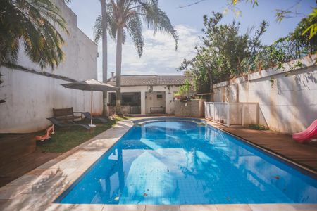 Casa à venda com 250m², 3 quartos e 4 vagas Casa à venda com 250m², 3 quartos e 4 vagasÁrea Externa