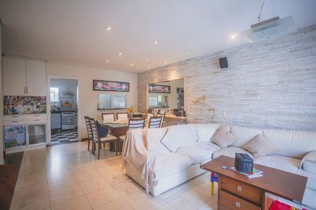 Casa à venda com 250m², 3 quartos e 4 vagas Casa à venda com 250m², 3 quartos e 4 vagasSala