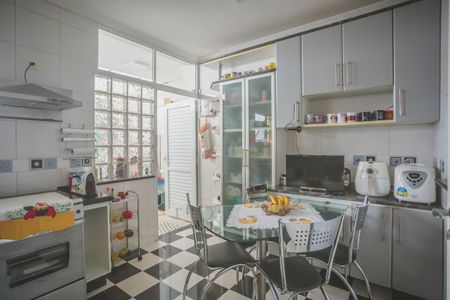 Casa à venda com 250m², 3 quartos e 4 vagas Casa à venda com 250m², 3 quartos e 4 vagasCozinha