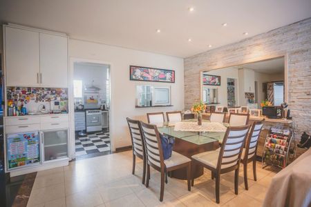 Casa à venda com 250m², 3 quartos e 4 vagas Casa à venda com 250m², 3 quartos e 4 vagasSala