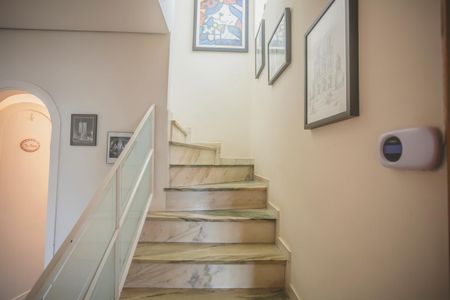 Casa à venda com 250m², 3 quartos e 4 vagas Casa à venda com 250m², 3 quartos e 4 vagasEscada