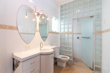 Casa à venda com 220m², 3 quartos e 3 vagas Casa à venda com 220m², 3 quartos e 3 vagasBanheiro 2