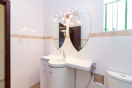 Casa à venda com 220m², 3 quartos e 3 vagas Casa à venda com 220m², 3 quartos e 3 vagasBanheiro 2