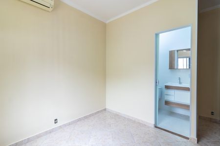 Casa à venda com 220m², 3 quartos e 3 vagas Casa à venda com 220m², 3 quartos e 3 vagasSuíte