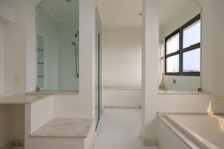 Apartamento à venda com 477m², 4 quartos e 5 vagas Apartamento à venda com 477m², 4 quartos e 5 vagasBanheiro da Suíte 1