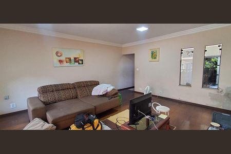 Casa à venda com 343m², 4 quartos e 6 vagasSala