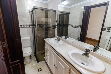 Apartamento à venda com 198m², 4 quartos e 3 vagas Apartamento à venda com 198m², 4 quartos e 3 vagasBanheiro da Suíte 2