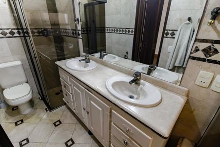 Apartamento à venda com 198m², 4 quartos e 3 vagas Apartamento à venda com 198m², 4 quartos e 3 vagasBanheiro da Suíte 2