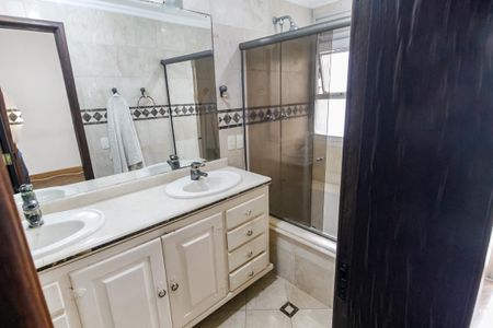 Apartamento à venda com 198m², 4 quartos e 3 vagas Apartamento à venda com 198m², 4 quartos e 3 vagasBanheiro da Suíte 2