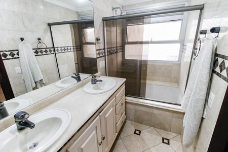 Apartamento à venda com 198m², 4 quartos e 3 vagas Apartamento à venda com 198m², 4 quartos e 3 vagasBanheiro da Suíte 2