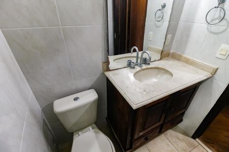 Apartamento à venda com 198m², 4 quartos e 3 vagas Apartamento à venda com 198m², 4 quartos e 3 vagasBanheiro Corredor